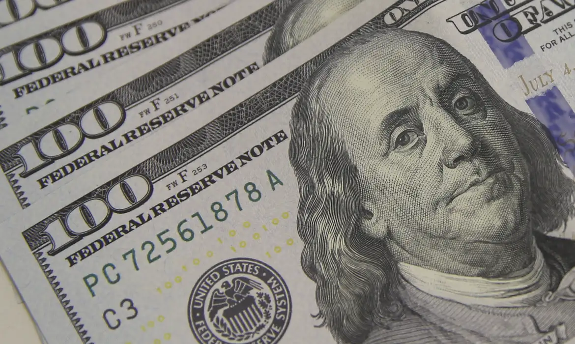 Dólar se aproxima de R$ 5,10 com tarifas e tensões globais