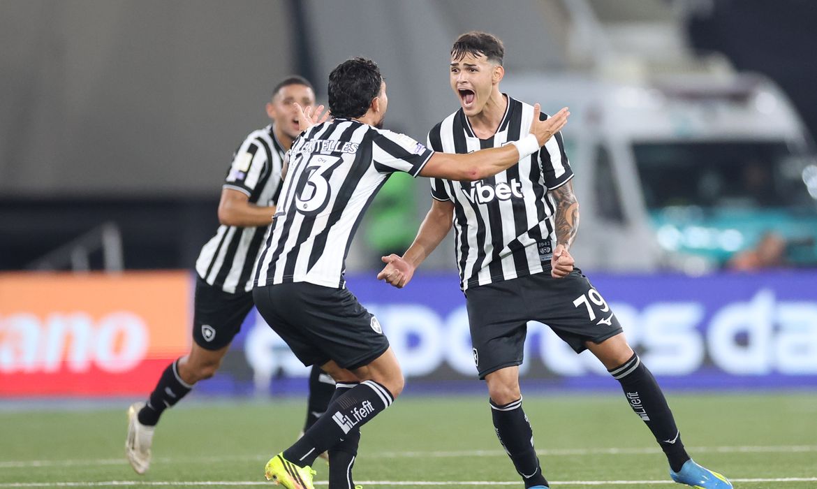 Botafogo vence Santos em jogo emocionante na 19ª rodada do Brasileirão